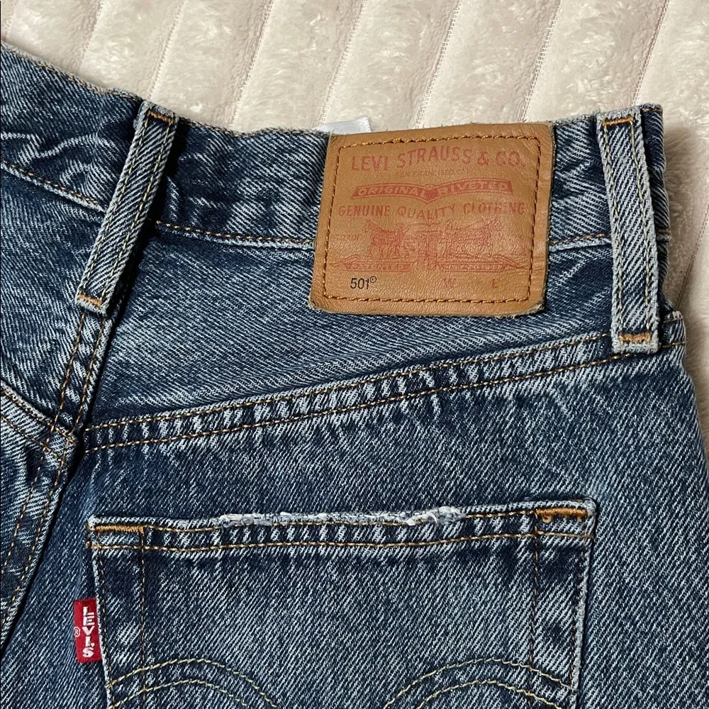 Levi's 501 Women's Classic Blue Jean Shorts | Size 23 - Picture 2 of 7